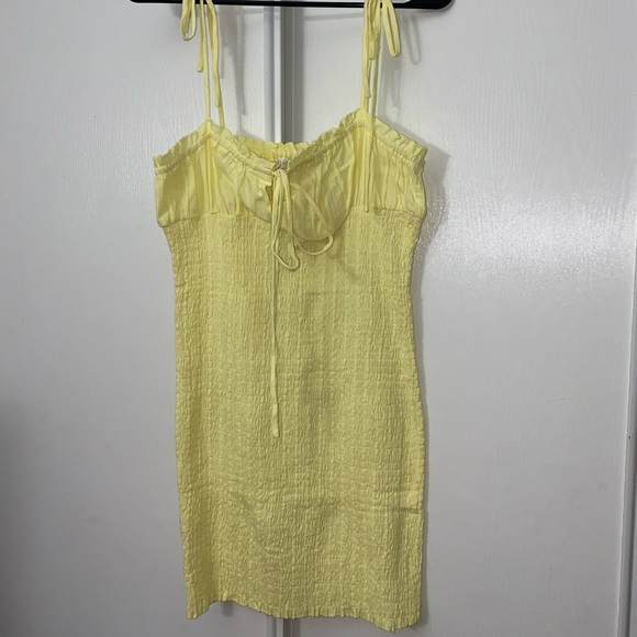 Yellow dress 🌙 - Picture 1 of 4